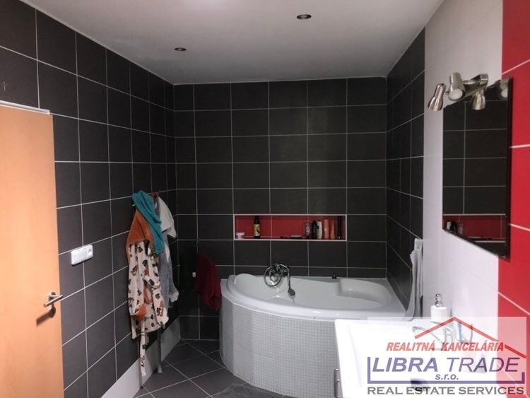 Predaj - 8 izbový rodinný dom pre viacčlennú rodinu vhodný aj pre podnikanie v Komárne — foto 15