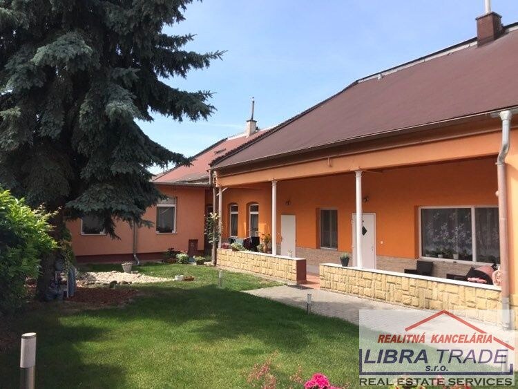 Predaj - 8 izbový rodinný dom pre viacčlennú rodinu vhodný aj pre podnikanie v Komárne — foto 3
