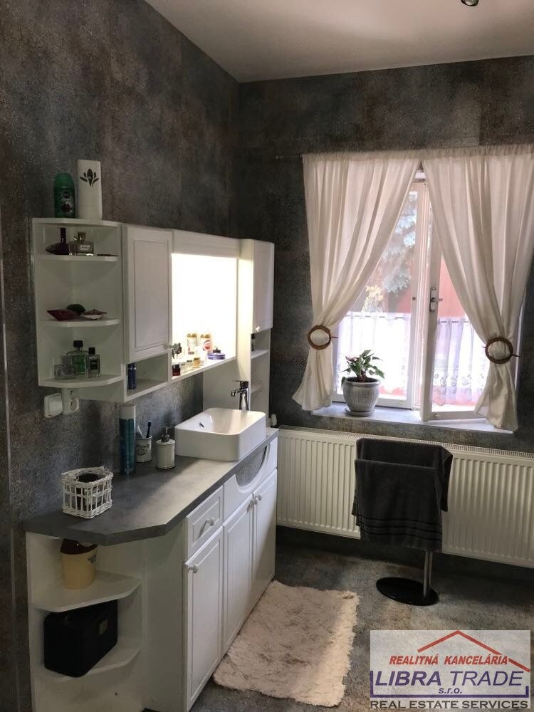 Predaj - 8 izbový rodinný dom pre viacčlennú rodinu vhodný aj pre podnikanie v Komárne — foto 40