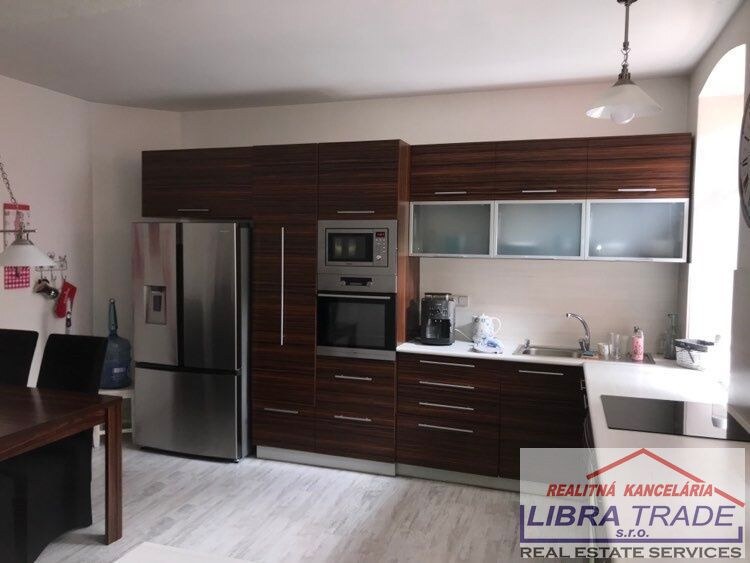 Predaj - 8 izbový rodinný dom pre viacčlennú rodinu vhodný aj pre podnikanie v Komárne — foto 9