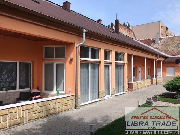 Predaj - 8 izbový rodinný dom pre viacčlennú rodinu vhodný aj pre podnikanie v Komárne