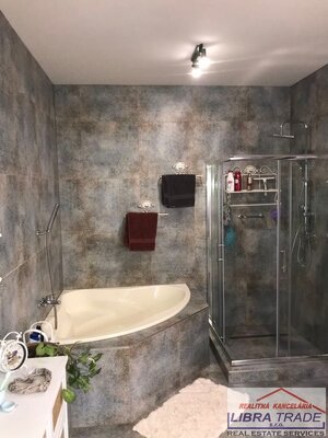 Predaj - 8 izbový rodinný dom pre viacčlennú rodinu vhodný aj pre podnikanie v Komárne — foto 39