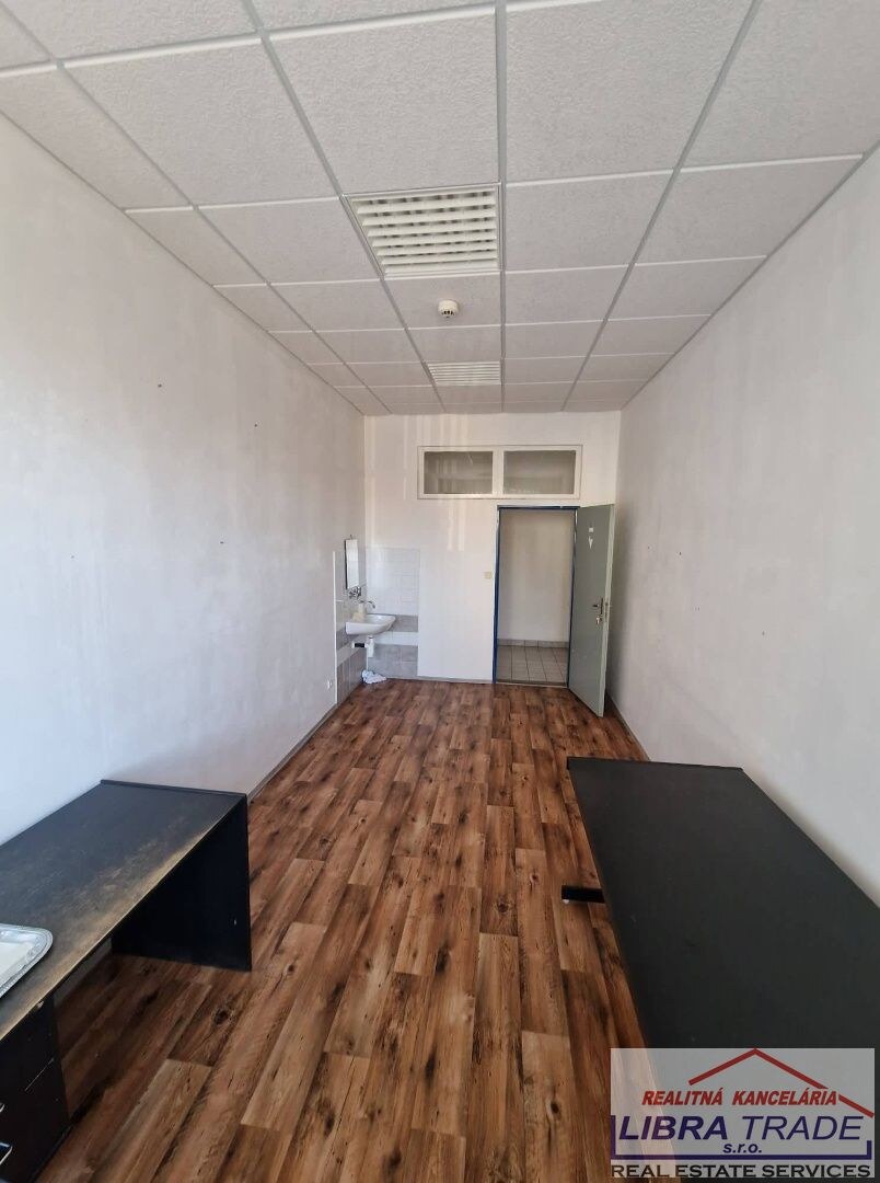 PRENÁJOM - Kancelárske priestory pri pošte v centre Komárna — foto 10