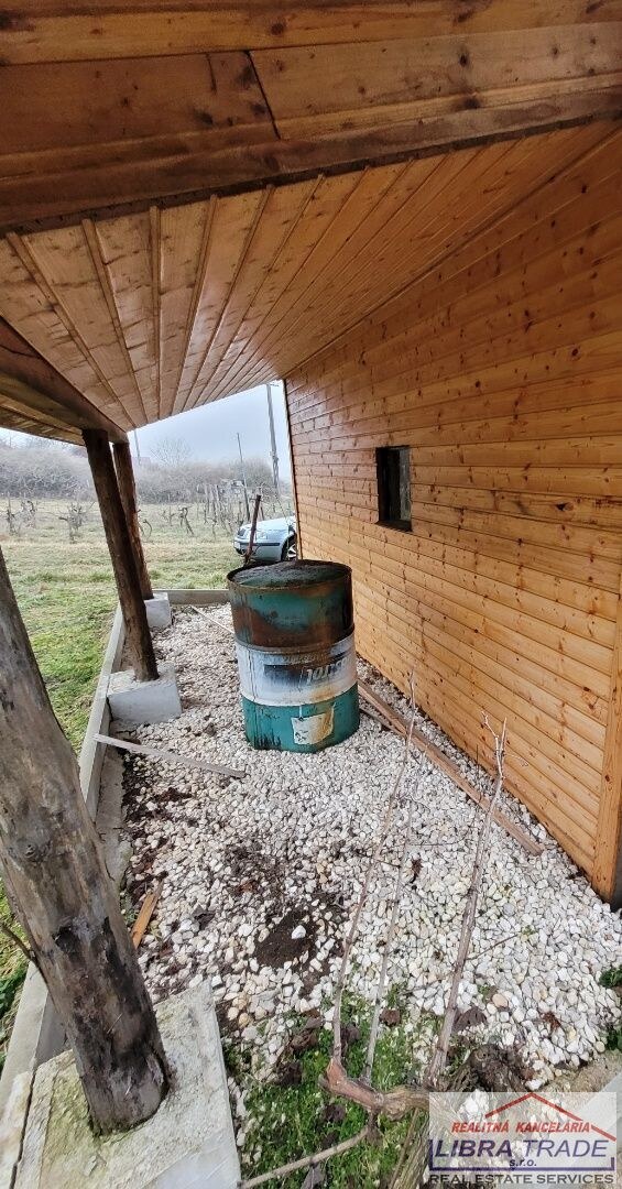 Predáme chatku s elektrinou, pekným pozemkom a viničom. — foto 3