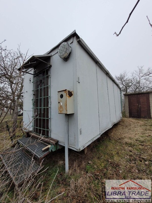 Predáme pozemok s unimobunkou a elektrinou.