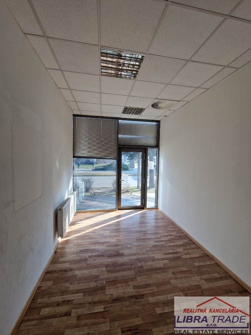 PRENÁJOM - kancelársky/obchodný priestor na prízemí v budove NEXT so vstupom z ulice. Komárne — foto 2