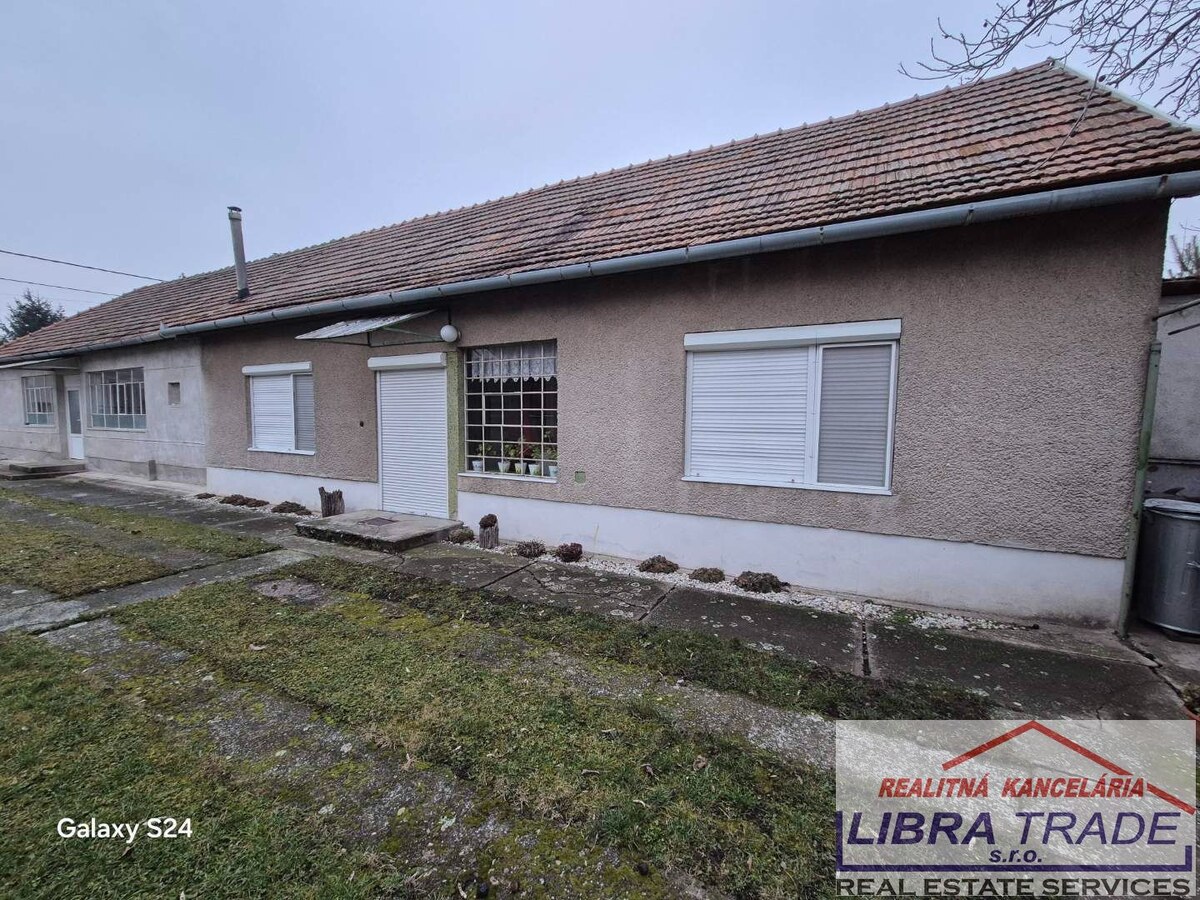 Predaj - Starší dvojdom  s pozemkom o rozlohe: 1064m2 v obci Bánov.