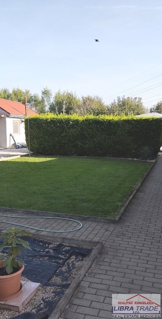 Menší rodinný dom na predaj s veľkým pozemkom v Nových Zámkoch. — foto 3
