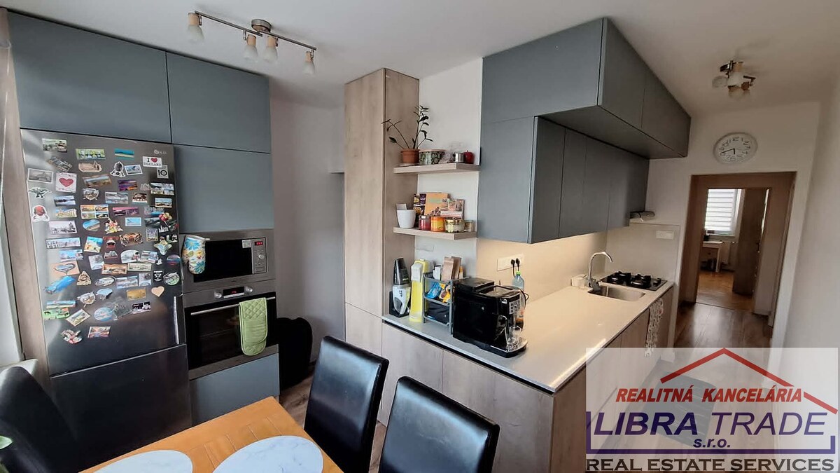 PREDAJ - Kompletne prerobený veľký 3 izbový byt prerobený na 4 izbový byt s 2 balkónmi na Komenského ul. v Komárne 