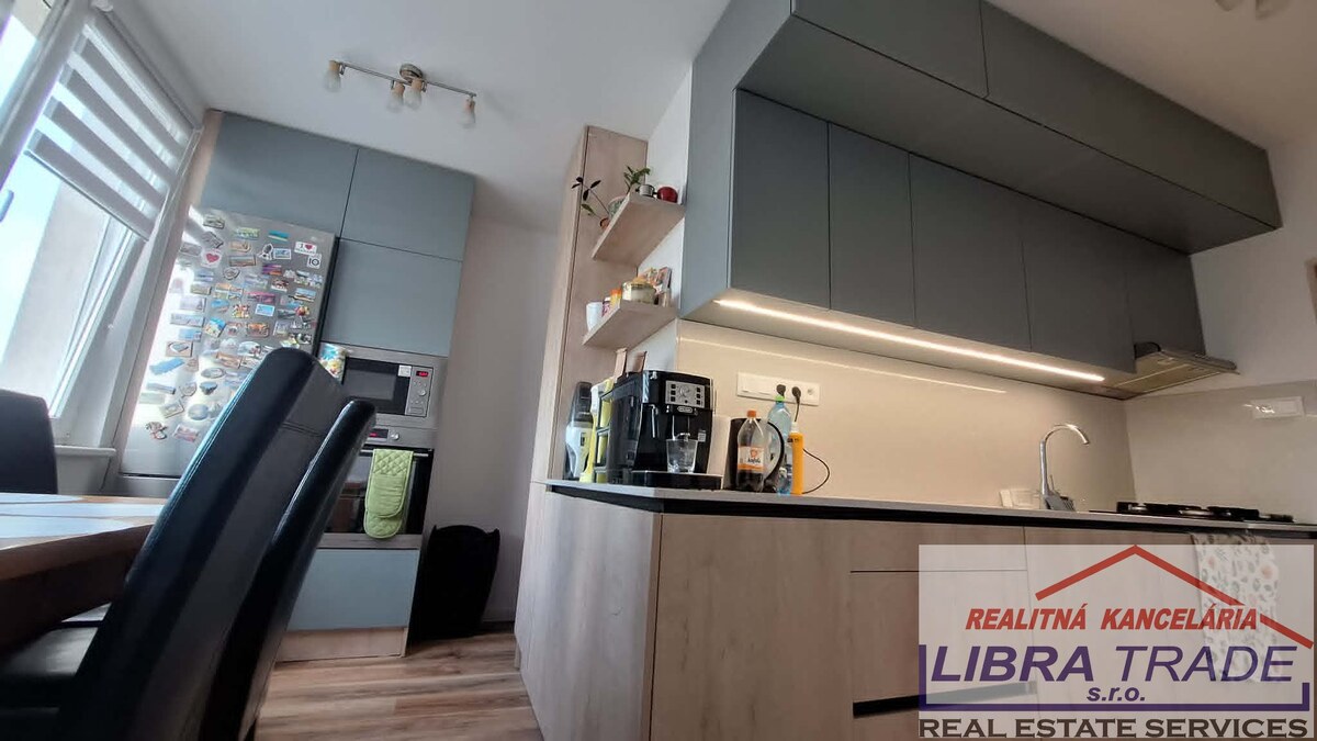 PREDAJ - Kompletne prerobený veľký 3 izbový byt prerobený na 4 izbový byt s 2 balkónmi na Komenského ul. v Komárne  — foto 2