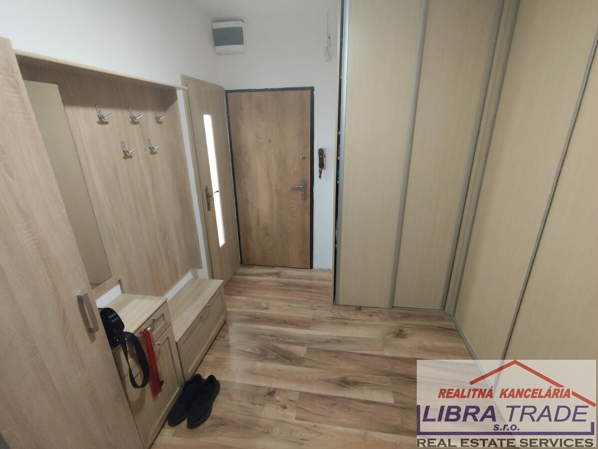 PREDAJ - Kompletne prerobený veľký 3 izbový byt prerobený na 4 izbový byt s 2 balkónmi na Komenského ul. v Komárne  — foto 13