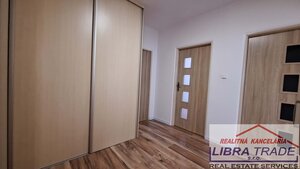PREDAJ - Kompletne prerobený veľký 3 izbový byt prerobený na 4 izbový byt s 2 balkónmi na Komenského ul. v Komárne  — foto 11