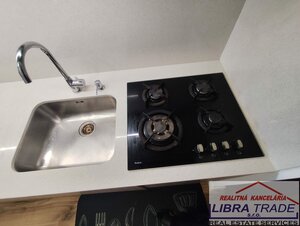 PREDAJ - Kompletne prerobený veľký 3 izbový byt prerobený na 4 izbový byt s 2 balkónmi na Komenského ul. v Komárne  — foto 6
