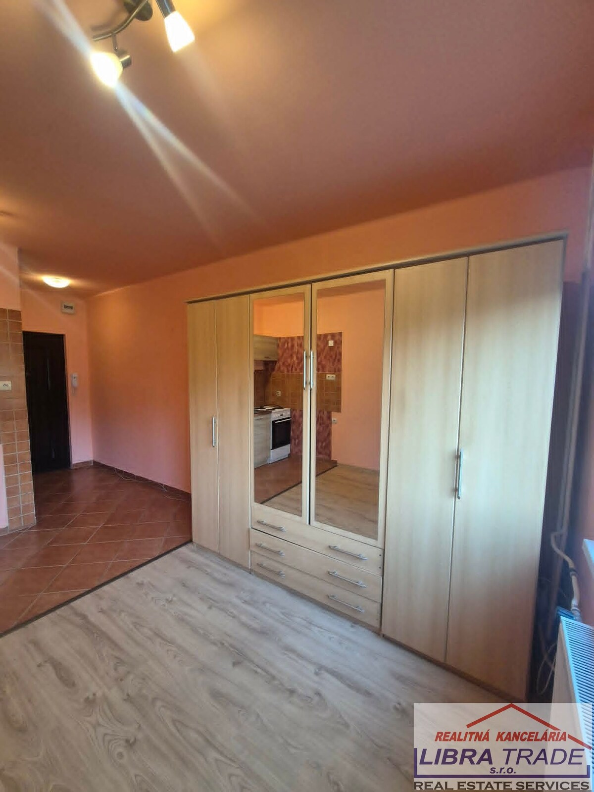 PREDAJ - Kompletne prerobená garsónka na VII. sídlisku v Komárne  — foto 14