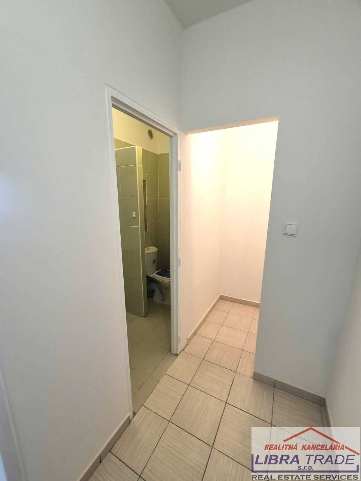 PREDAJ - Kompletne prerobený 1 izbový byt na Košickej ul. v Komárne  — foto 11