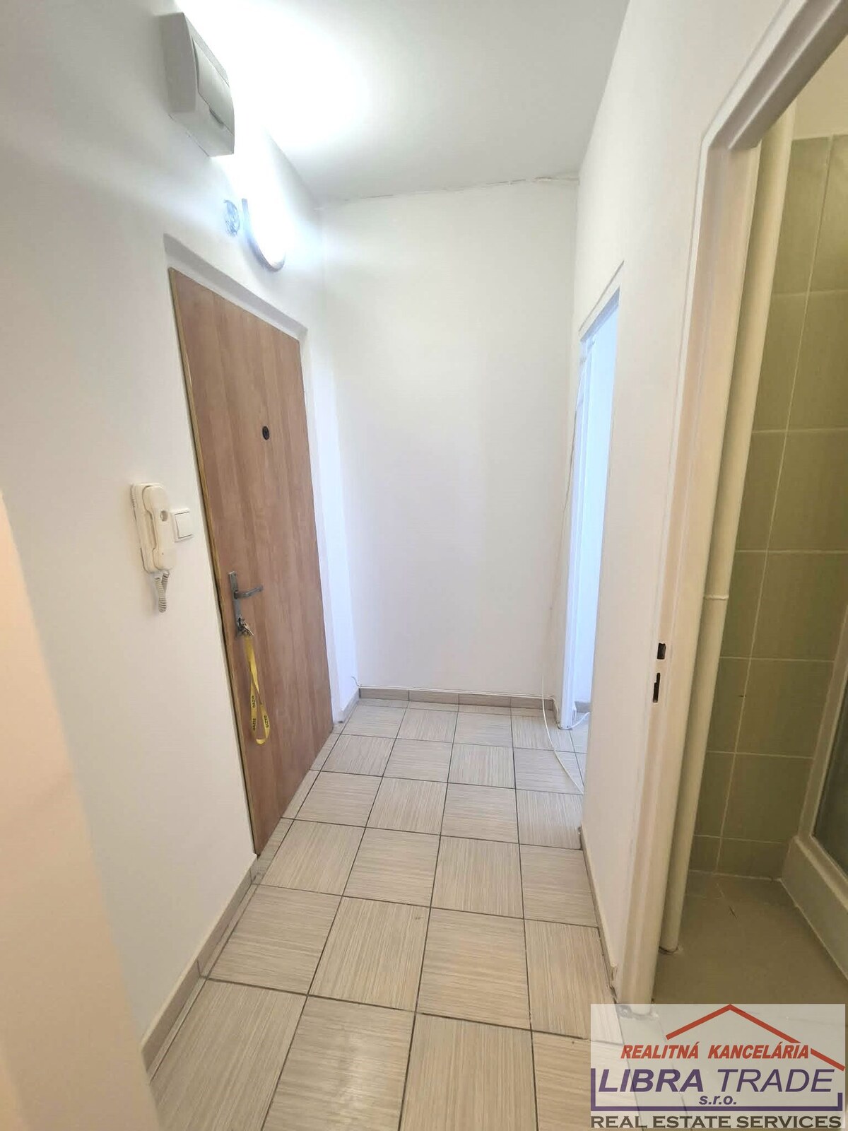 PREDAJ - Kompletne prerobený 1 izbový byt na Košickej ul. v Komárne  — foto 4
