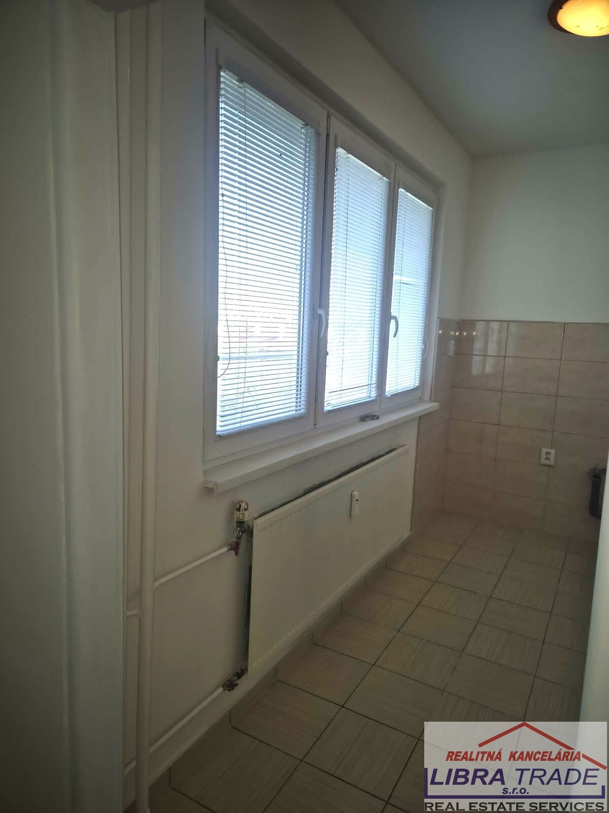 PREDAJ - Kompletne prerobený 1 izbový byt na Košickej ul. v Komárne  — foto 8