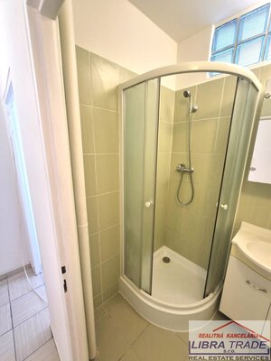 PREDAJ - Kompletne prerobený 1 izbový byt na Košickej ul. v Komárne  — foto 1