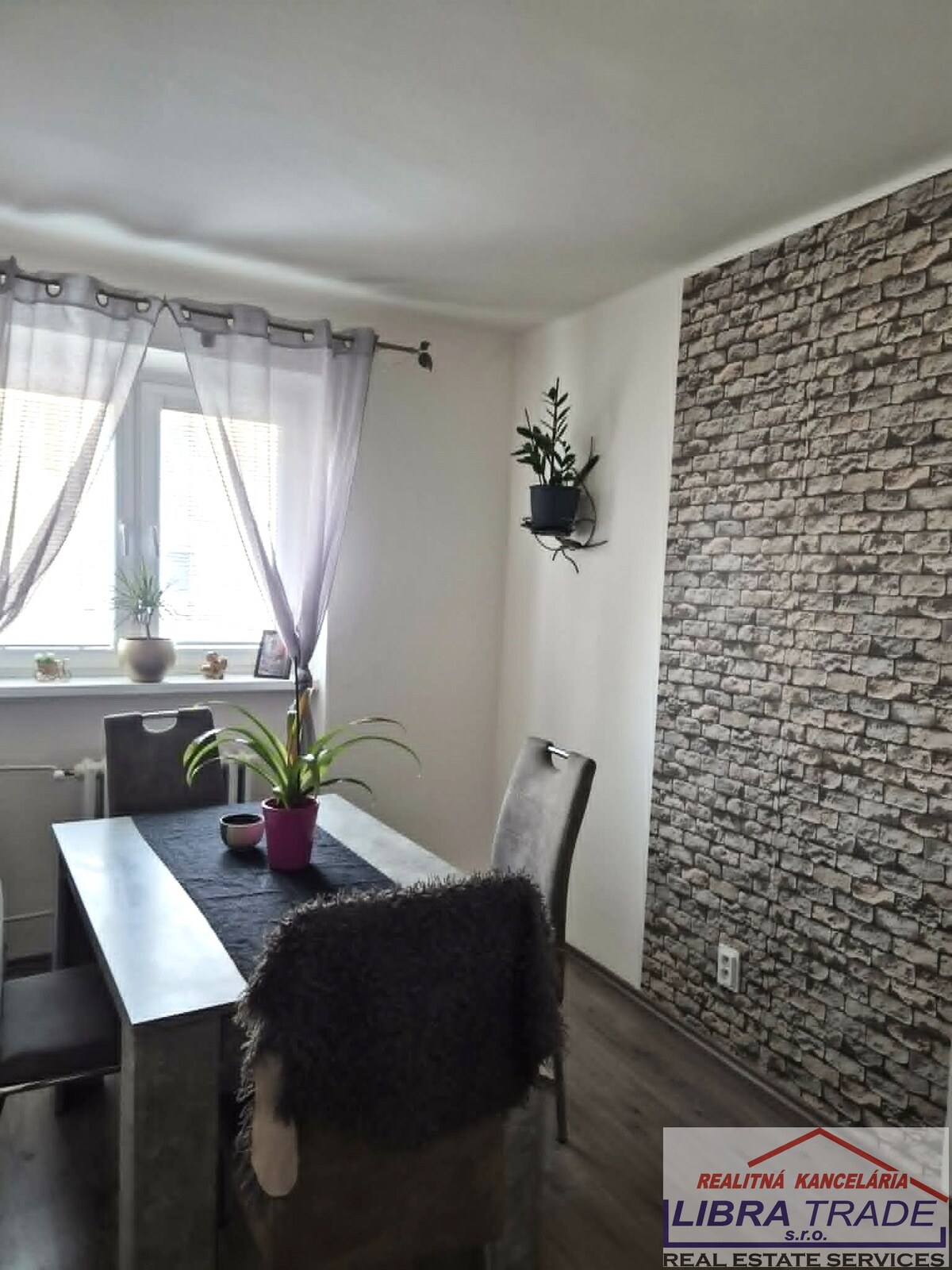PREDAJ - Kompletne prerobený tehlový 3 izbový byt pôvodne 2 izbový byt v Komárne  — foto 7
