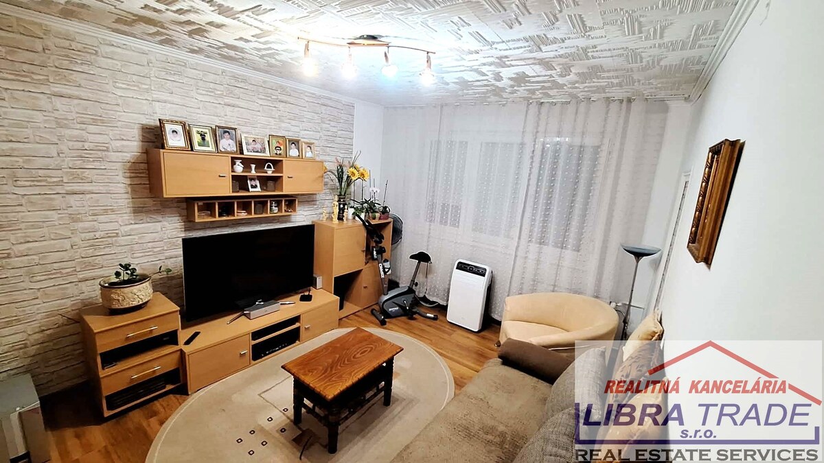 EXKLUZÍVNY PREDAJ - Kompletne prerobený 2 izbový veľký byt s loggiou neďaleko Komárna ZNÍŽENÁ CENA! — foto 16