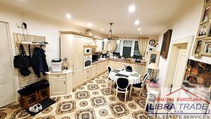 EXKLUZÍVNY PREDAJ - Kompletne prerobený 2 izbový veľký byt s loggiou neďaleko Komárna ZNÍŽENÁ CENA! — foto 2