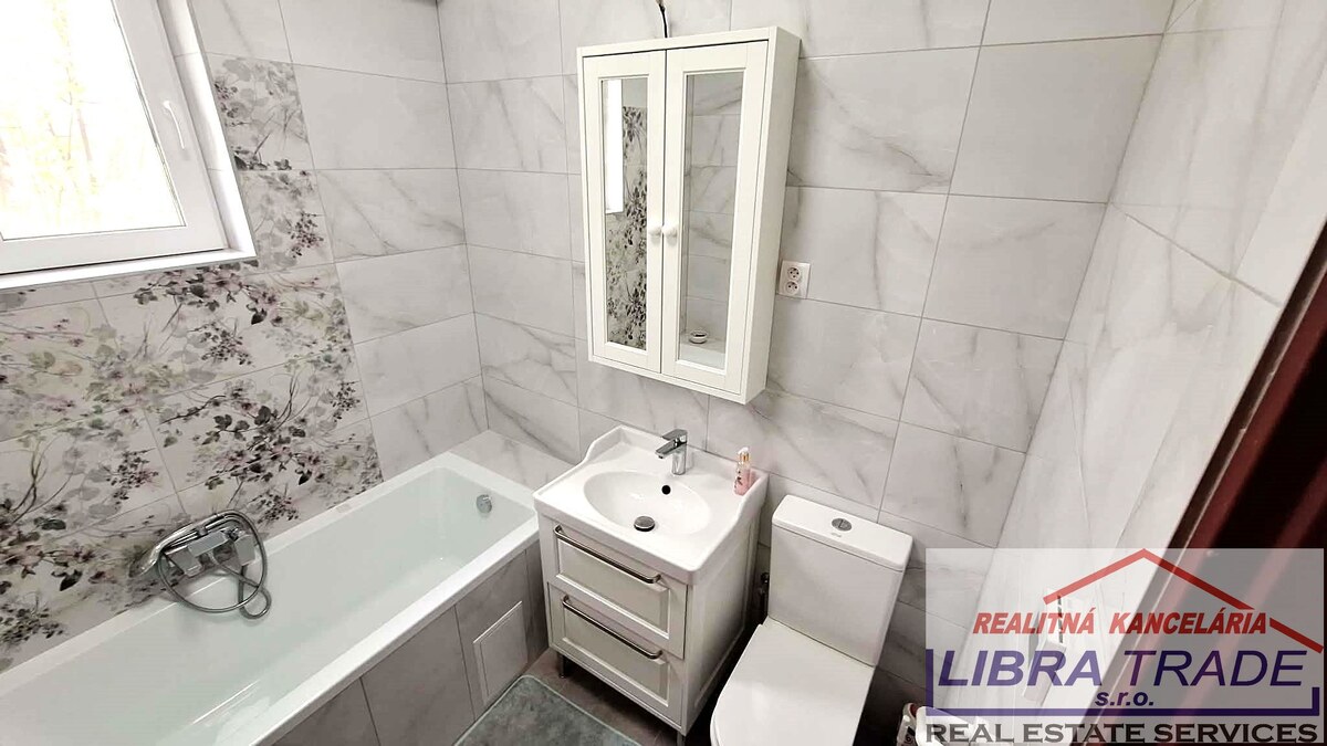 EXKLUZÍVNY PREDAJ - Kompletne prerobený 3 izbový rodinný dom vo Veľkom Ostrove  — foto 9