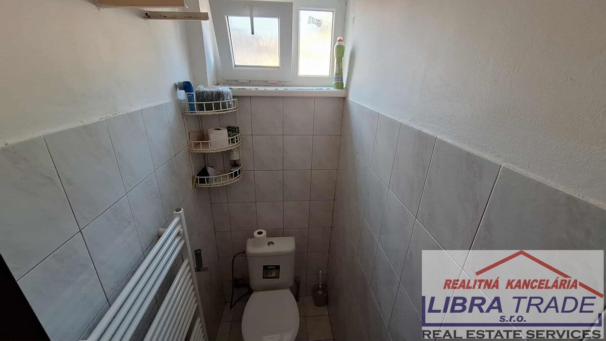 EXKLUZÍVNY PREDAJ - čiastočne prerobený 3 Izbový prízemný rodinný dom v Komárne DOHODA MOŽNÁ! — foto 16