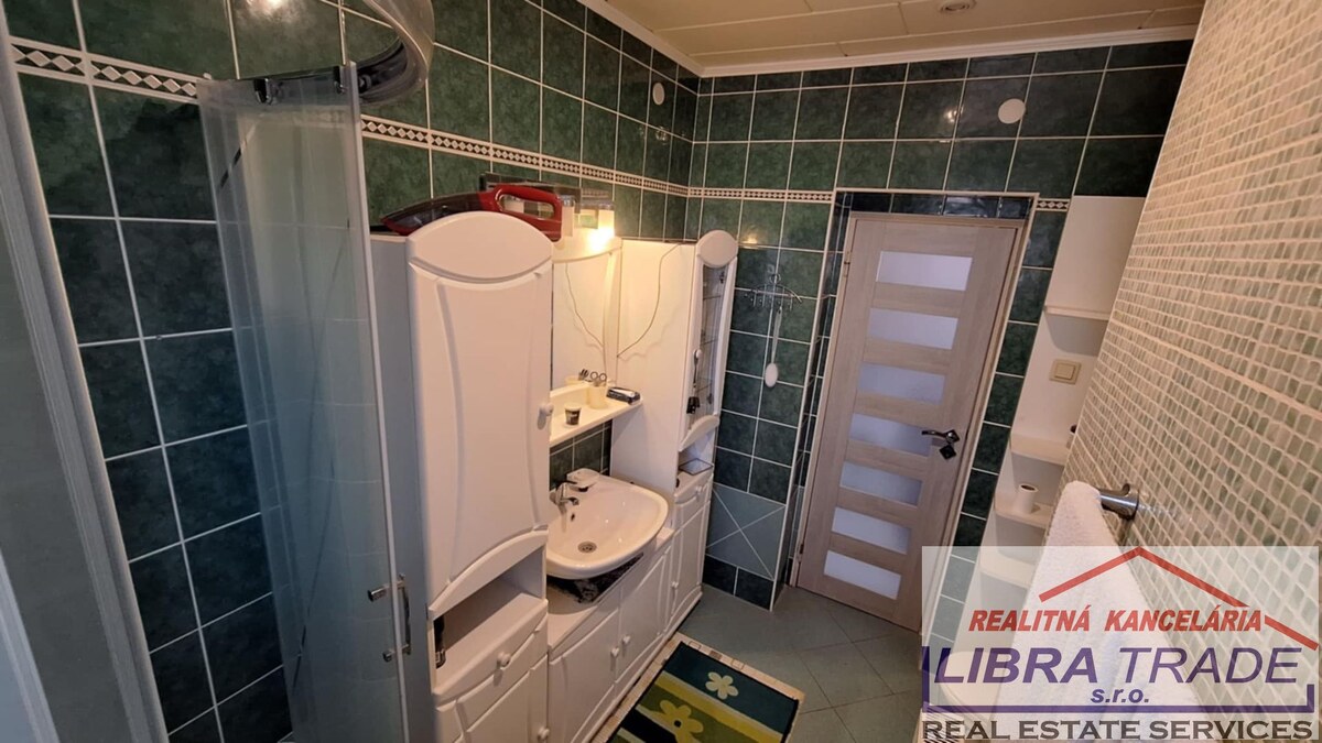 EXKLUZÍVNY PREDAJ - Zariadený kompletne prerobený 5 izbový rodinný dom v Komárne časť Nová Stráž — foto 21