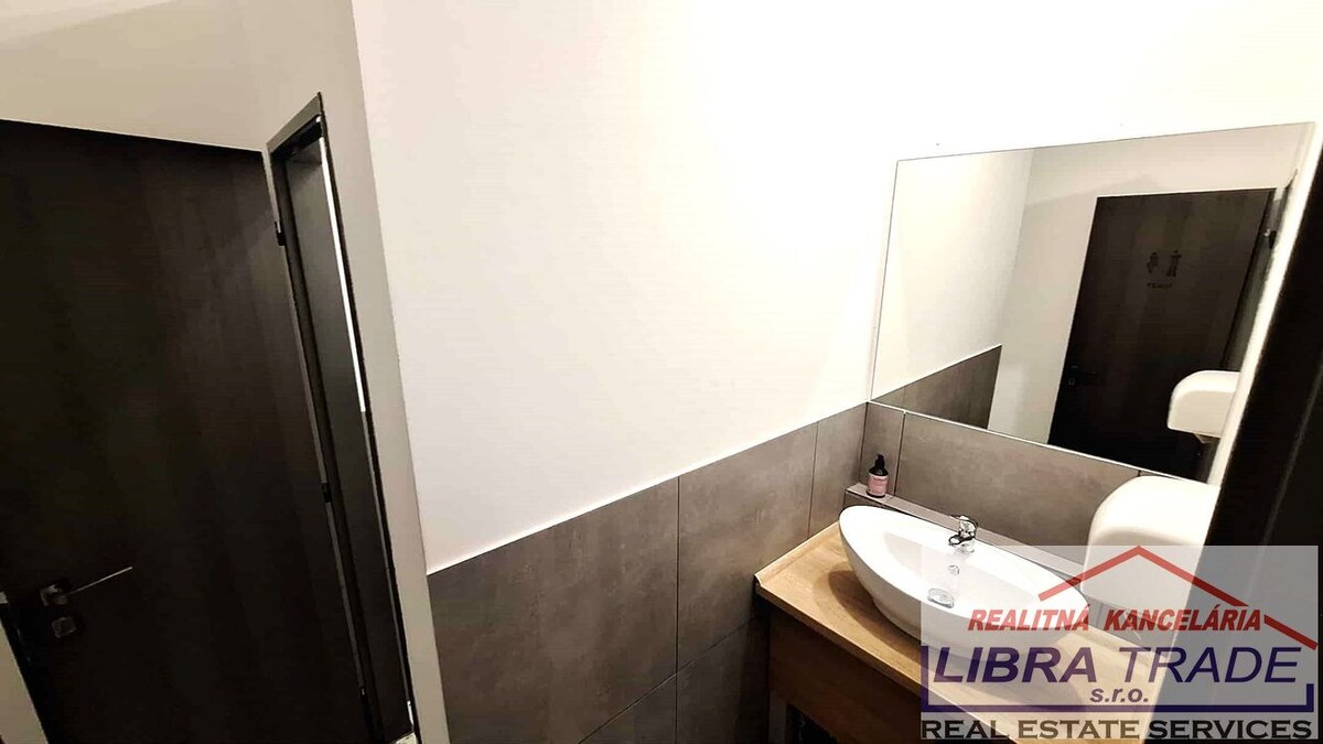 PREDAJ - Objekt vhodný na podnikanie, kanceláriu, obchod, kaviareň, reštauráciu v centre Komárna ZNÍŽENÁ CENA! — foto 7