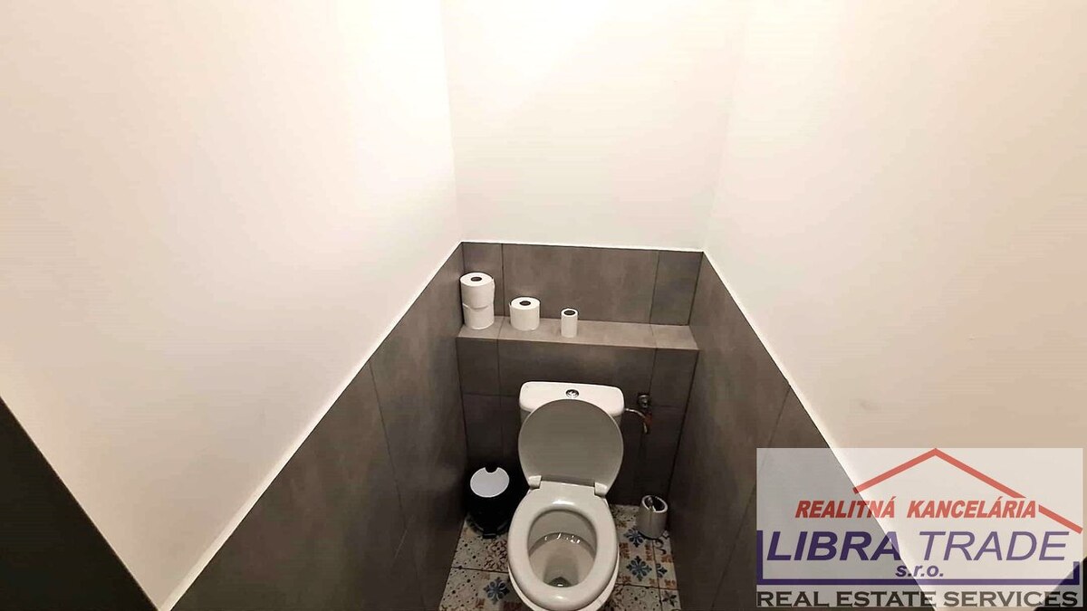 PREDAJ - Objekt vhodný na podnikanie, kanceláriu, obchod, kaviareň, reštauráciu v centre Komárna ZNÍŽENÁ CENA! — foto 8