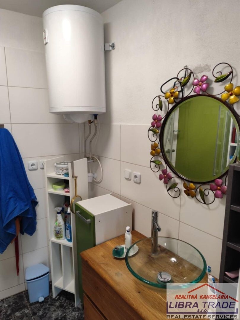 Ponúkame  na predaj zrekonštruovaný, zariadený rodinný dom s garážami v obci Svodín. — foto 14