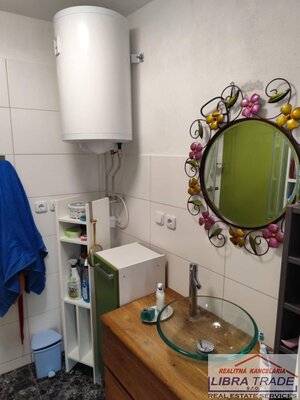 Ponúkame  na predaj zrekonštruovaný, zariadený rodinný dom s garážami v obci Svodín. — foto 14