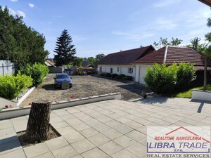 Ponúkame  na predaj zrekonštruovaný, zariadený rodinný dom s garážami v obci Svodín. — foto 3