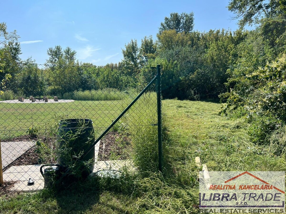 Slnečná rekreačno-úžitková  záhrada na predaj v Nových Zámkoch. — foto 12