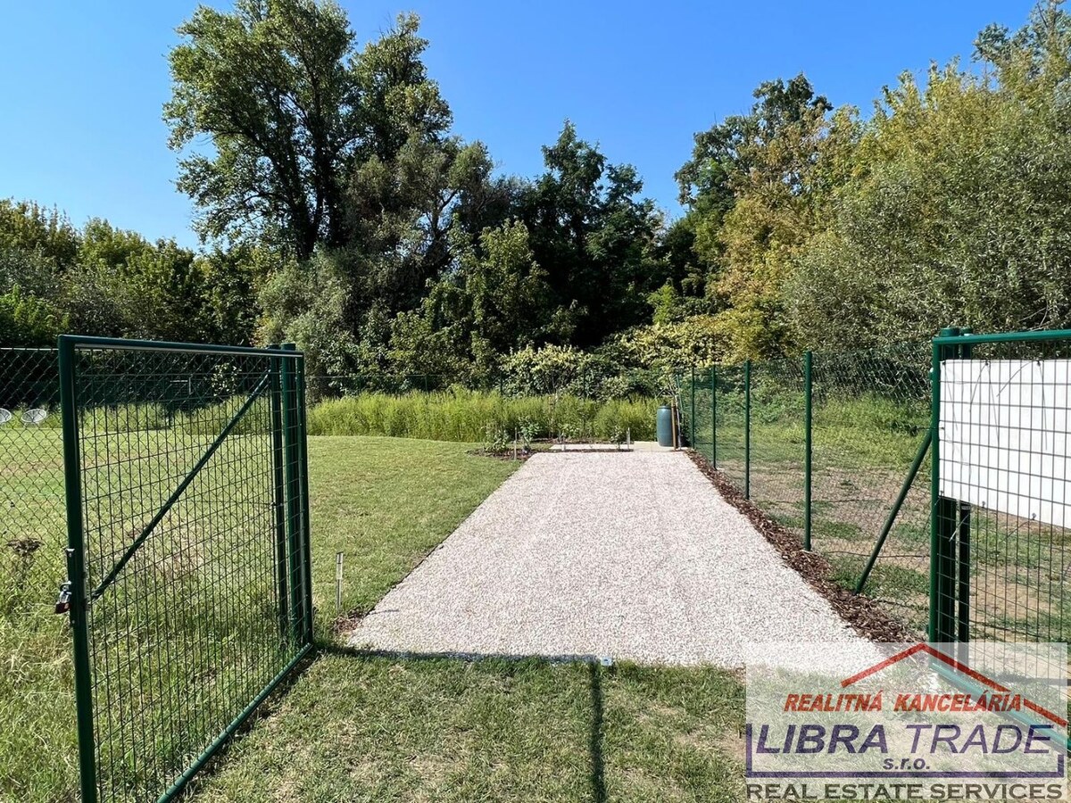 Slnečná rekreačno-úžitková  záhrada na predaj v Nových Zámkoch. — foto 3