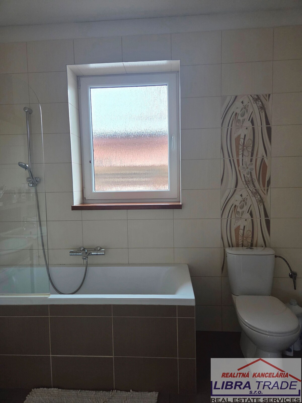 Exkluzívny rodinný dom na predaj v Nových Zámkoch. — foto 25