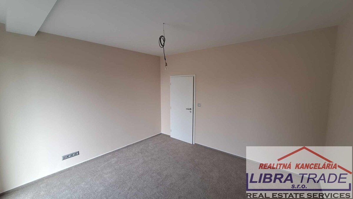 PREDAJ - veľký 4 izbový byt s vlastným kúrením s 2 terasami v centre Komárna DOHODA MOŽNÁ! — foto 16