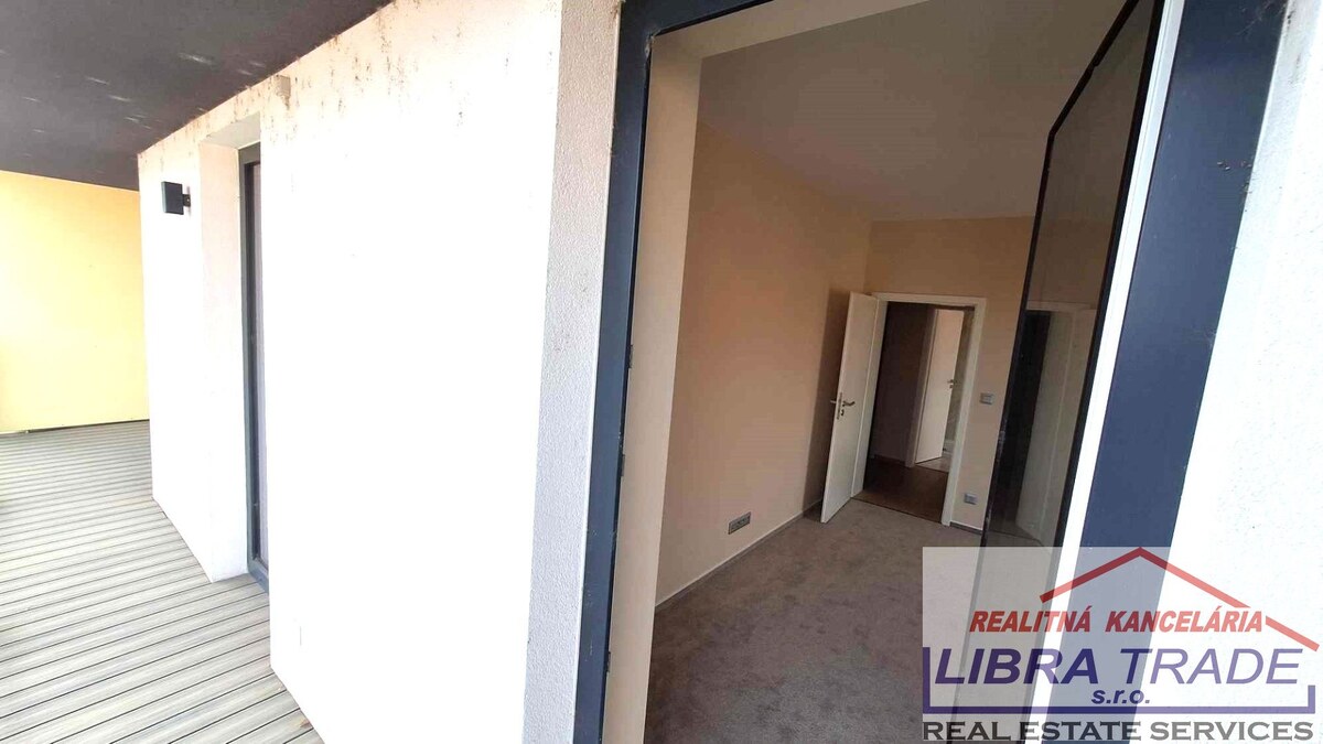 PREDAJ - veľký 4 izbový byt s vlastným kúrením s 2 terasami v centre Komárna DOHODA MOŽNÁ! — foto 17