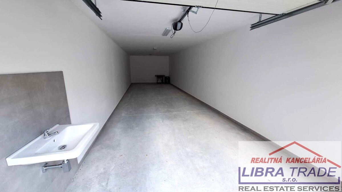 PREDAJ - veľký 4 izbový byt s vlastným kúrením s 2 terasami v centre Komárna DOHODA MOŽNÁ! — foto 18