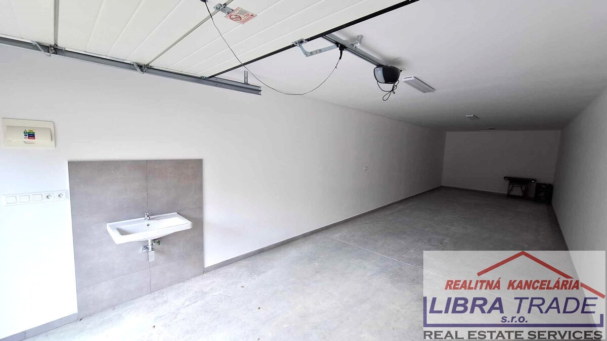 PREDAJ - veľký 4 izbový byt s vlastným kúrením s 2 terasami v centre Komárna DOHODA MOŽNÁ! — foto 19