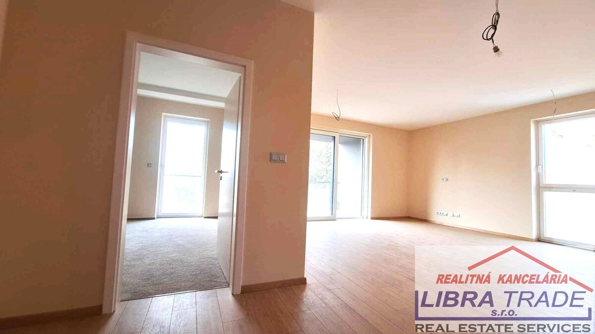 PREDAJ - veľký 4 izbový byt s vlastným kúrením s 2 terasami v centre Komárna DOHODA MOŽNÁ! — foto 5