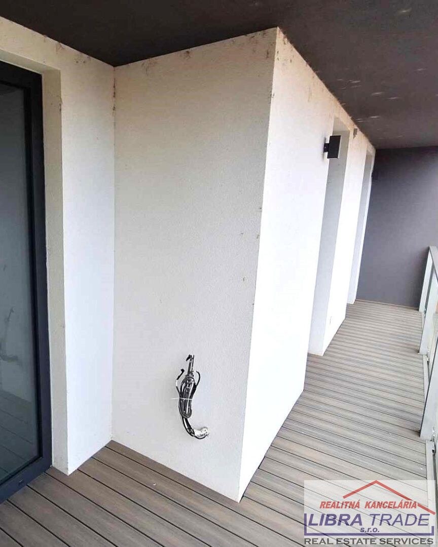 PREDAJ - veľký 4 izbový byt s vlastným kúrením s 2 terasami v centre Komárna DOHODA MOŽNÁ! — foto 7