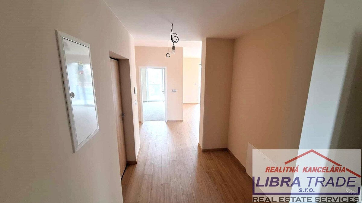 PREDAJ - veľký 4 izbový byt s vlastným kúrením s 2 terasami v centre Komárna DOHODA MOŽNÁ! — foto 9