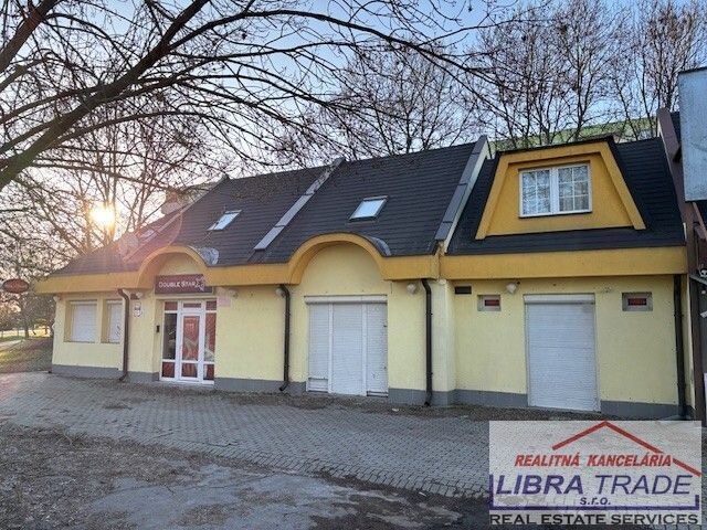 Na podnikateľské účely - Na predaj tri stavby v radovej zástavbe na Nábrežnej ulici v Nových Zámkoch. — foto 2