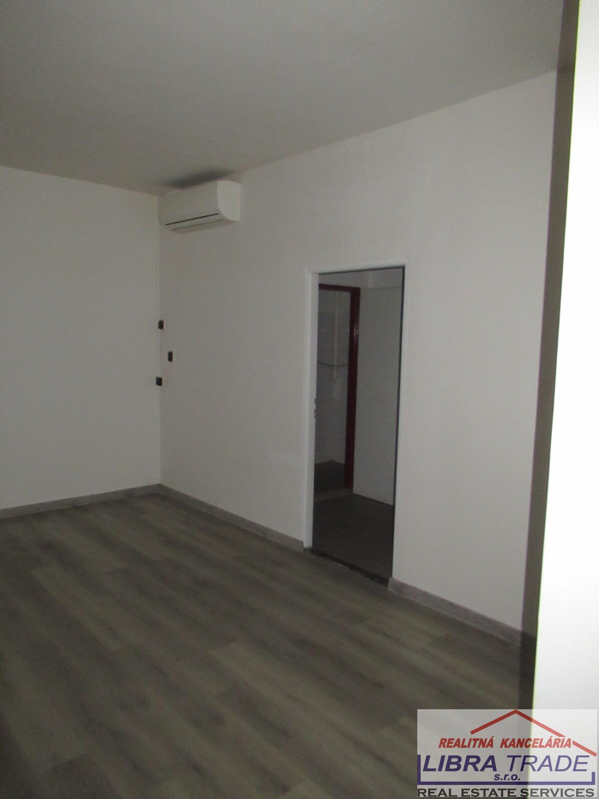 Na podnikateľské účely - Na predaj tri stavby v radovej zástavbe na Nábrežnej ulici v Nových Zámkoch. — foto 4