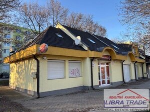 Na podnikateľské účely - Na predaj tri stavby v radovej zástavbe na Nábrežnej ulici v Nových Zámkoch. — foto 1