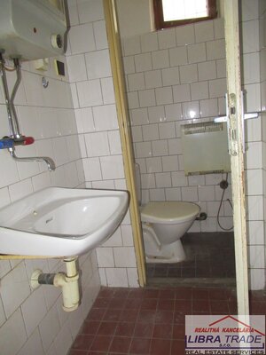 Na podnikateľské účely - Na predaj tri stavby v radovej zástavbe na Nábrežnej ulici v Nových Zámkoch. — foto 19