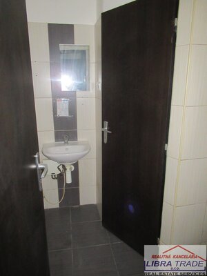 Na podnikateľské účely - Na predaj tri stavby v radovej zástavbe na Nábrežnej ulici v Nových Zámkoch. — foto 21