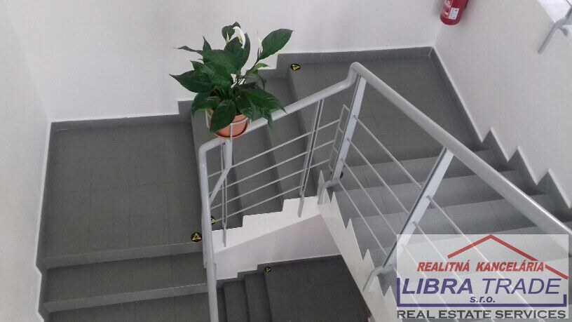 Ponúkame na prenájom 8 kancelárskych priestorov rozlohou od 12,7 m2  do 94 m2 — foto 3