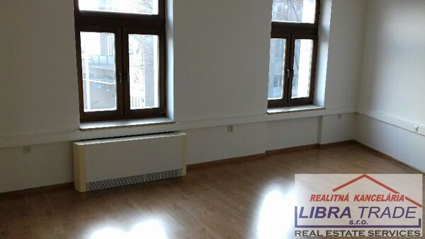 Ponúkame na prenájom 8 kancelárskych priestorov rozlohou od 12,7 m2  do 94 m2